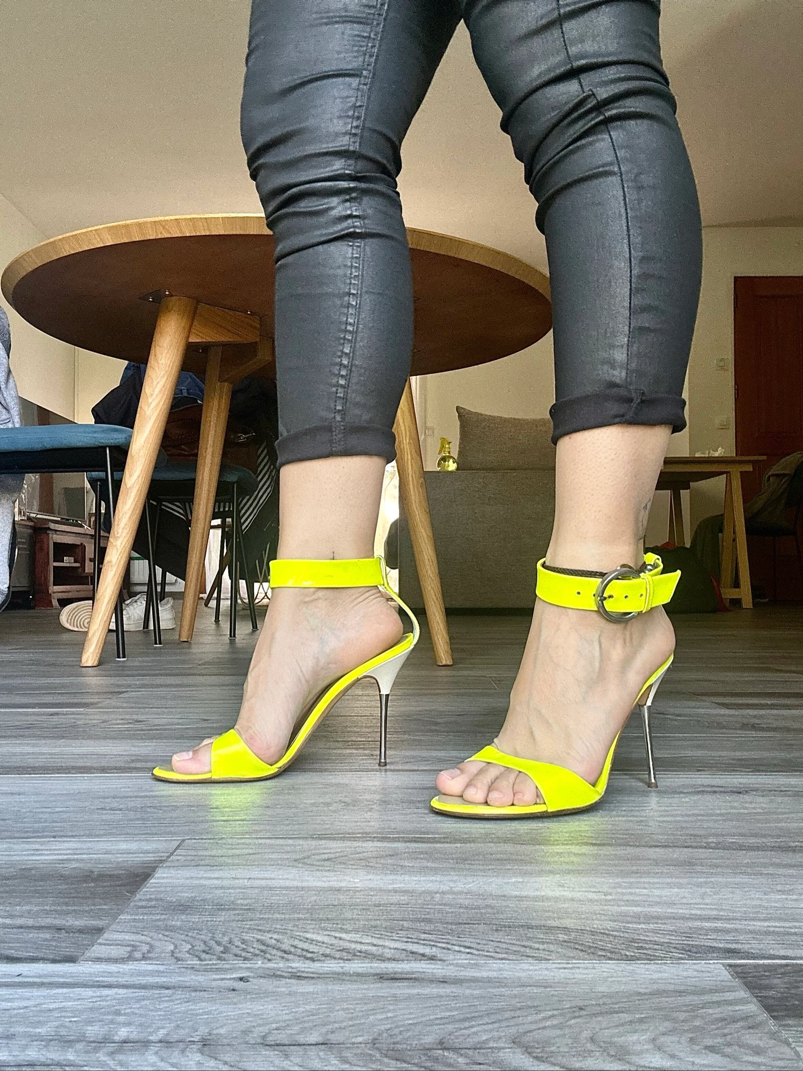 Sandales à talons en cuir vernis jaune fluo néon talons 10,5cm Pointure 39 1/2 Guiseppe Zanotti – photo 6